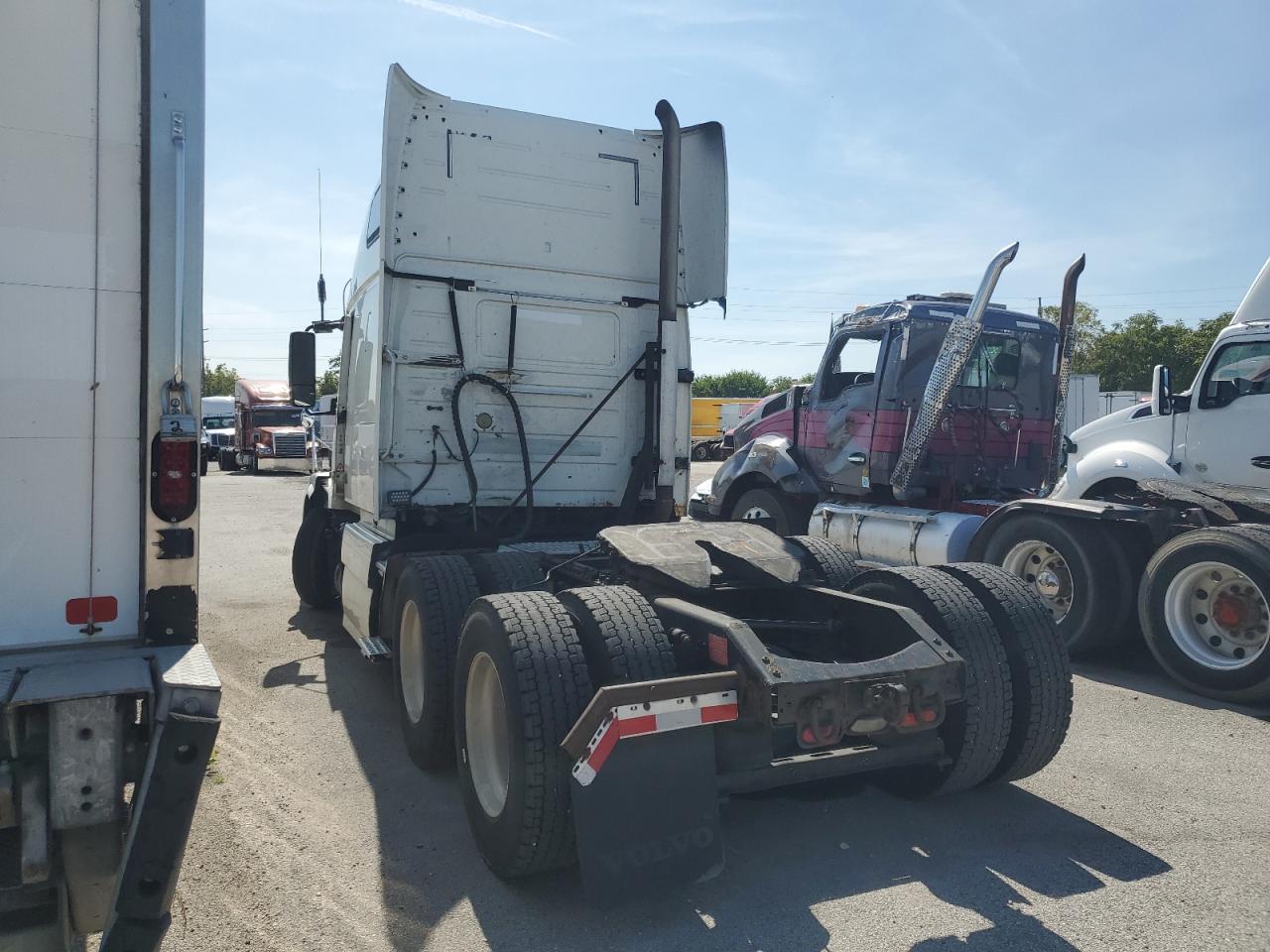 2011 Volvo VNL Semi Truck