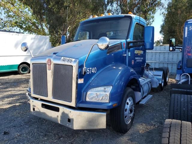 2017 Kenworth T880 Semi Truck