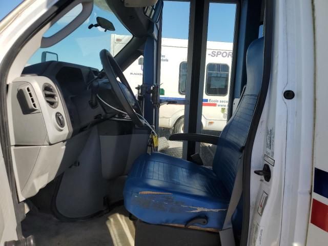 2009 Ford Econoline E450 Super Duty Cutaway Van