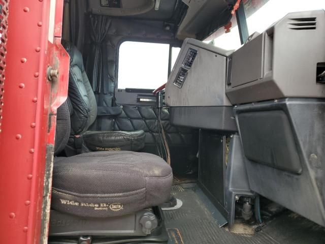 2006 Freightliner FLD132 Semi Truck