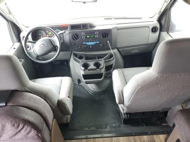 2017 Ford Econoline E350 Super Duty Cutaway Van