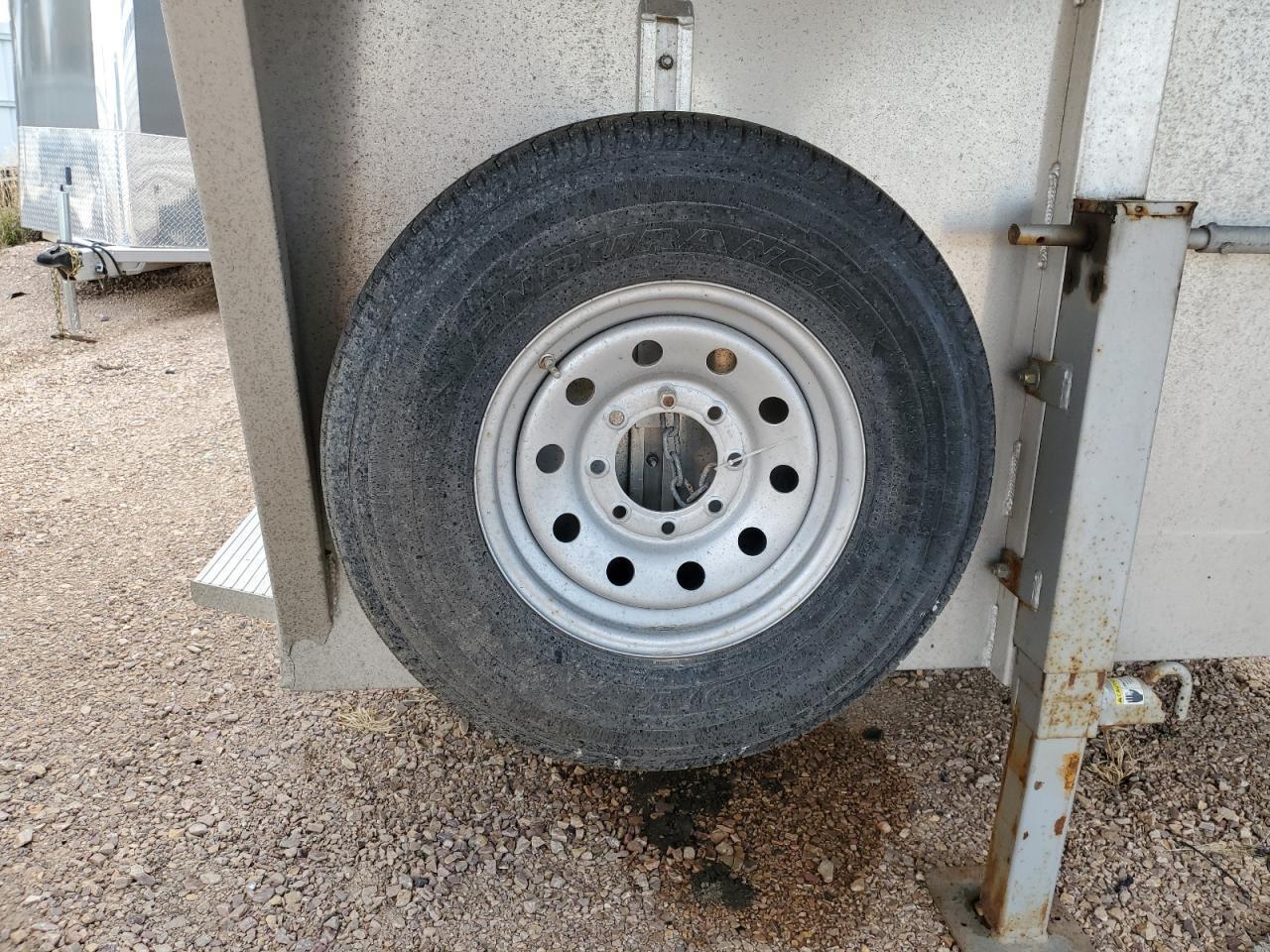 2024 Featherlite 8127-7024-STD Livestock Trailer