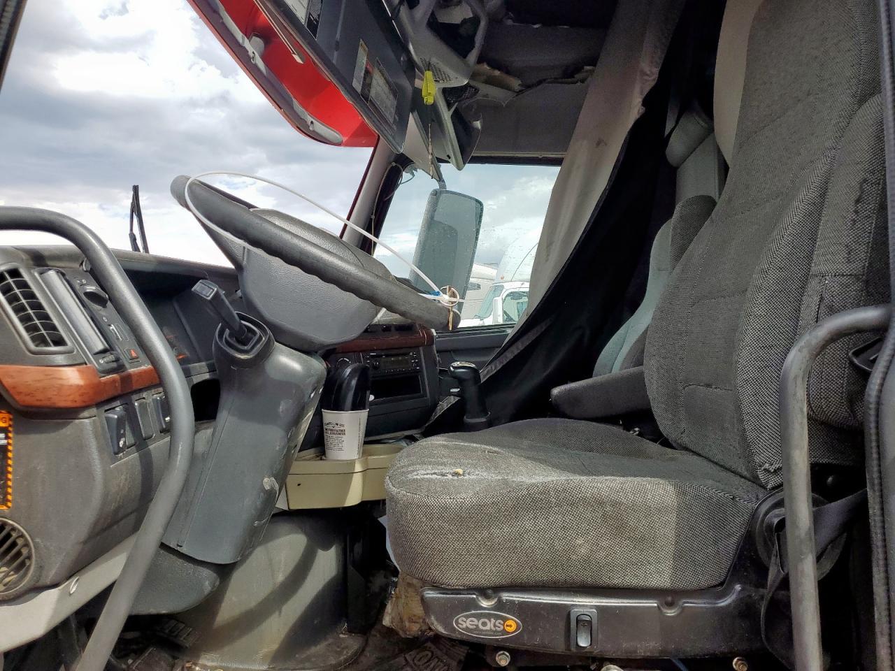 2010 Volvo VNL Semi Truck