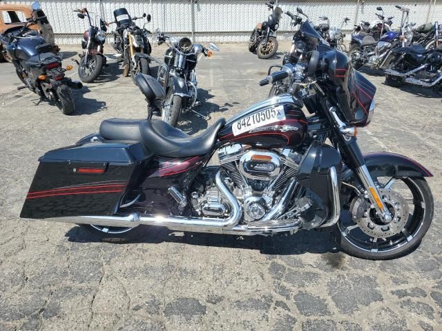 2011 Harley-Davidson FLHXSE2