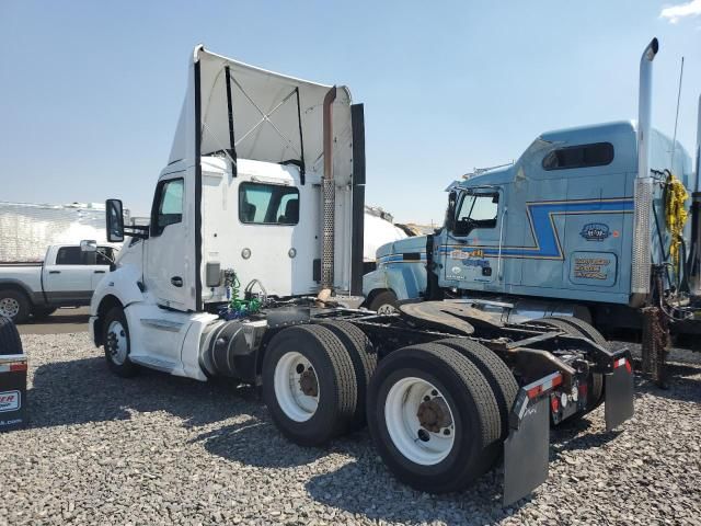2015 Kenworth T680 Semi Truck