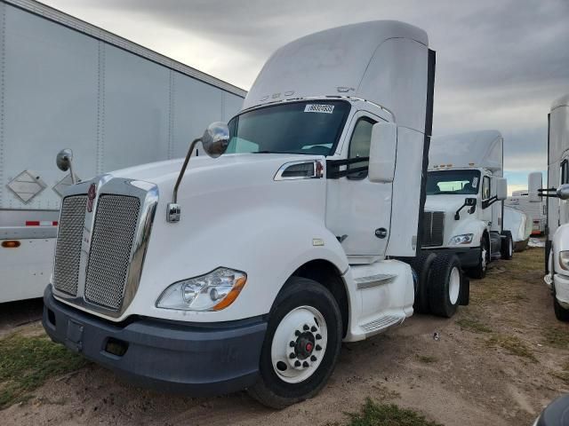2014 Kenworth T680 Semi Truck