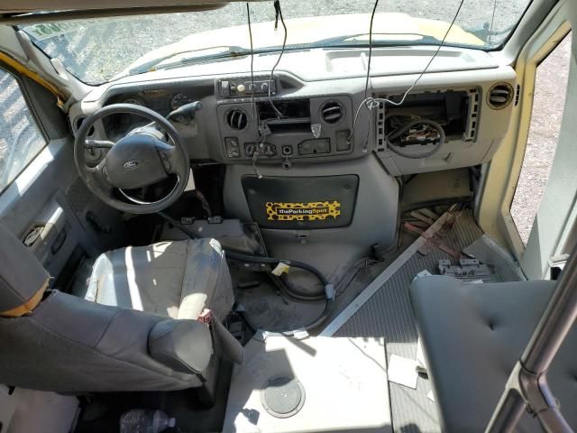 2016 Ford Econoline E450 Super Duty Cutaway Van
