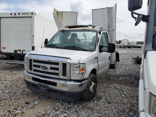 2024 Ford Econoline E450 Super Duty Cutaway Van
