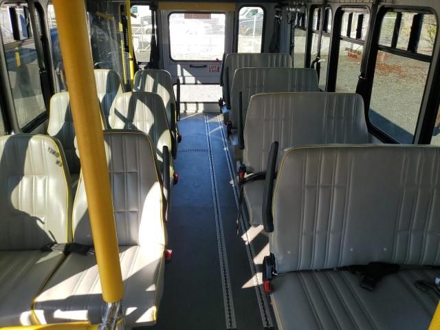 2016 Ford Econoline E450 Super Duty Cutaway Van