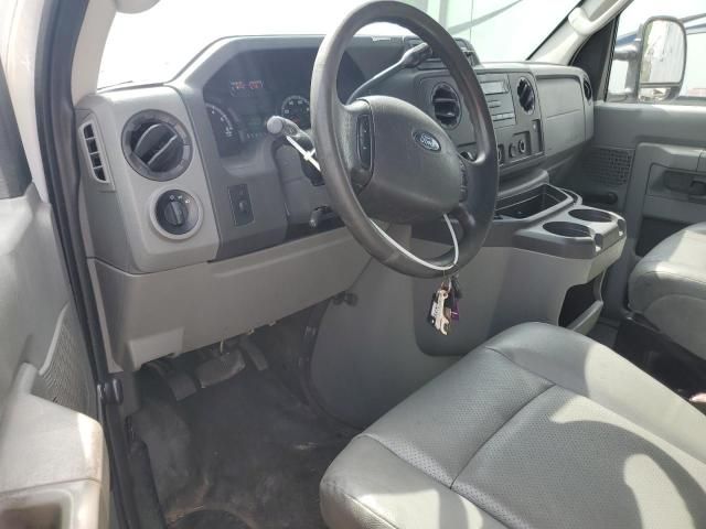 2013 Ford Econoline E350 Super Duty Cutaway Van