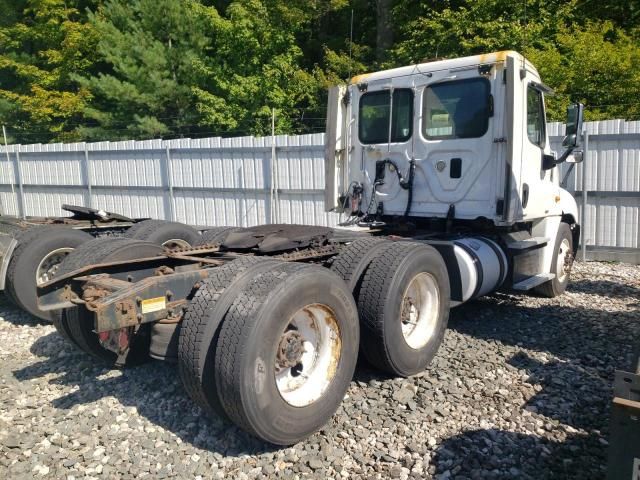 2012 Freightliner Cascadia Semi Truck