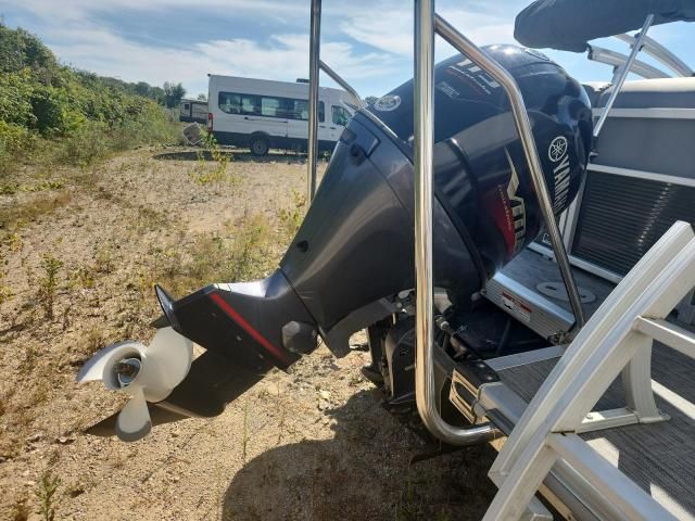 2020 Bennington Marine Pontoon