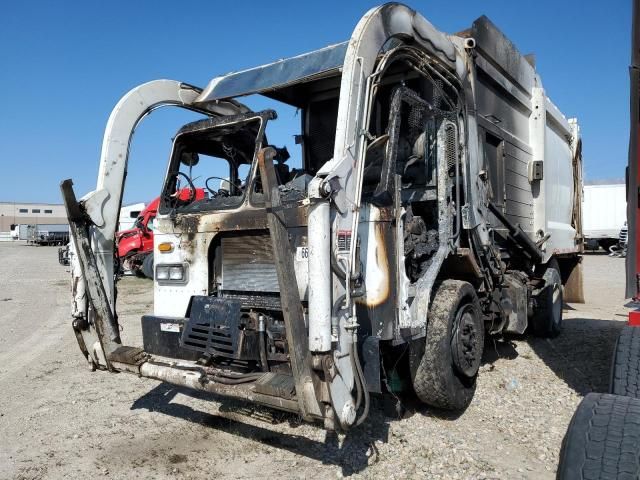 2014 Peterbilt 320 Refuse Truck