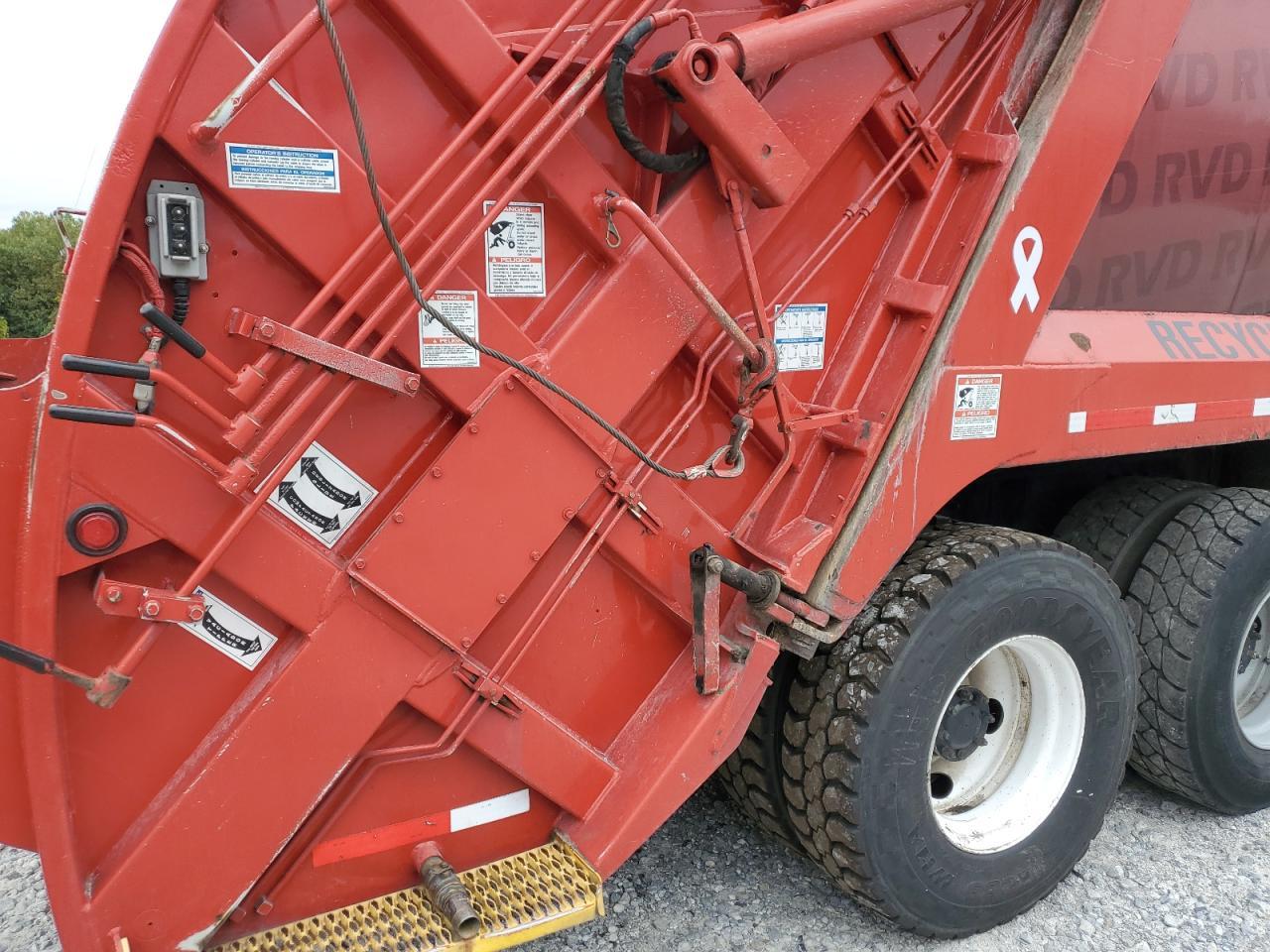 2008 Peterbilt Tractor 2008 Peterbilt 340 Refuse Truck