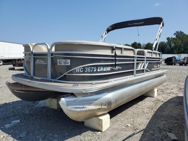 2021 Sun Tracker Partybarge