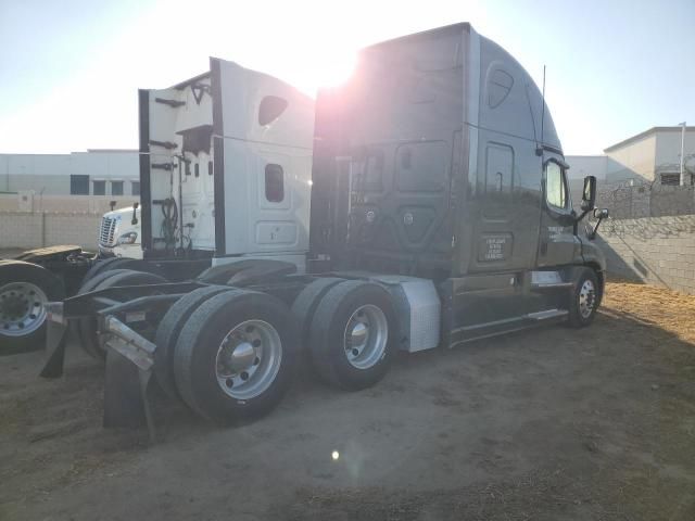 2013 Freightliner Cascadia 125 Semi Truck