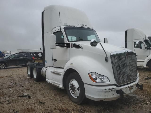 2014 Kenworth T680 Semi Truck