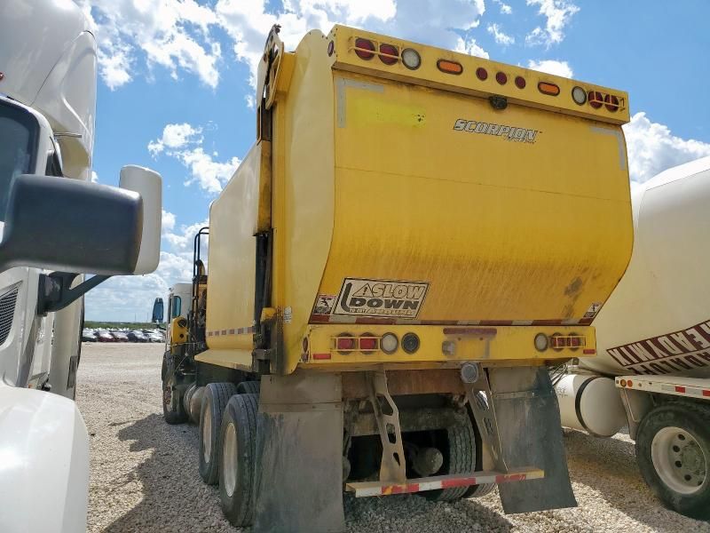 2018 Peterbilt 320 Refuse Truck
