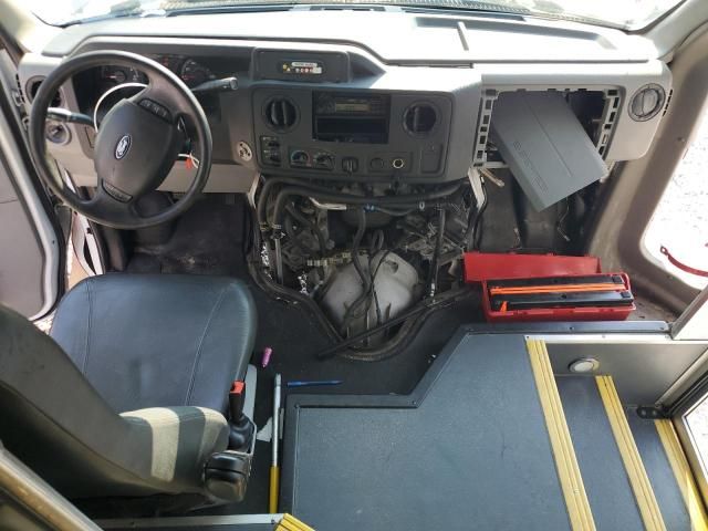 2019 Ford Econoline E450 Super Duty Cutaway Van