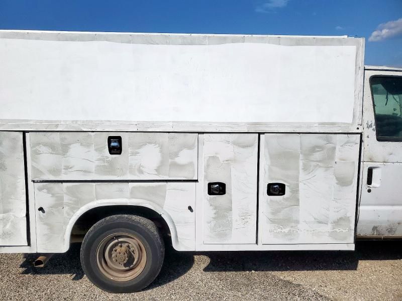 2015 Ford Econoline E350 Super Duty Cutaway Van