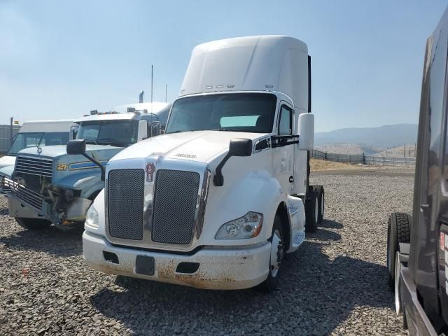 2015 Kenworth T680 Semi Truck
