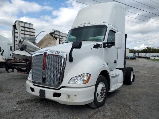2014 Kenworth T680 Semi Truck