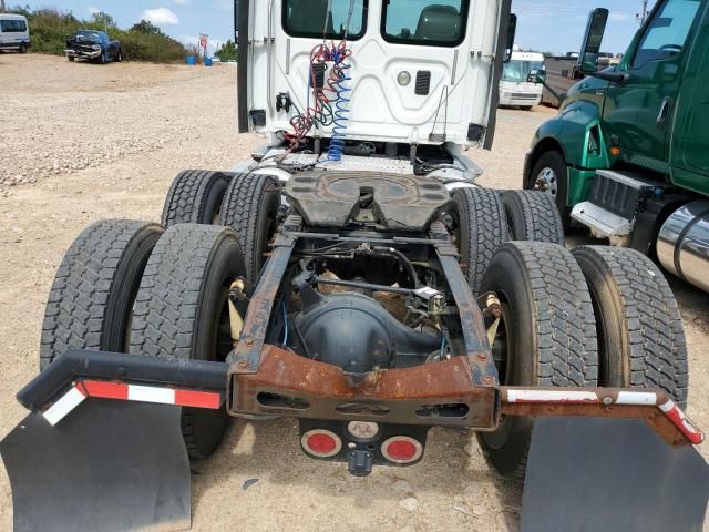 2012 Freightliner Cascadia Semi Truck