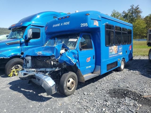 2019 Ford Econoline E450 Super Duty Cutaway Van