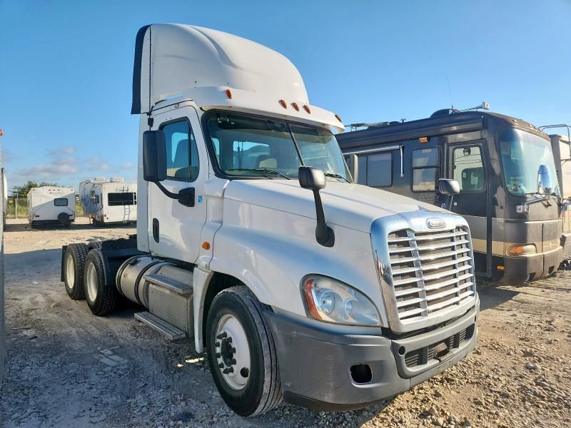 2014 Freightliner Cascadia Semi Truck