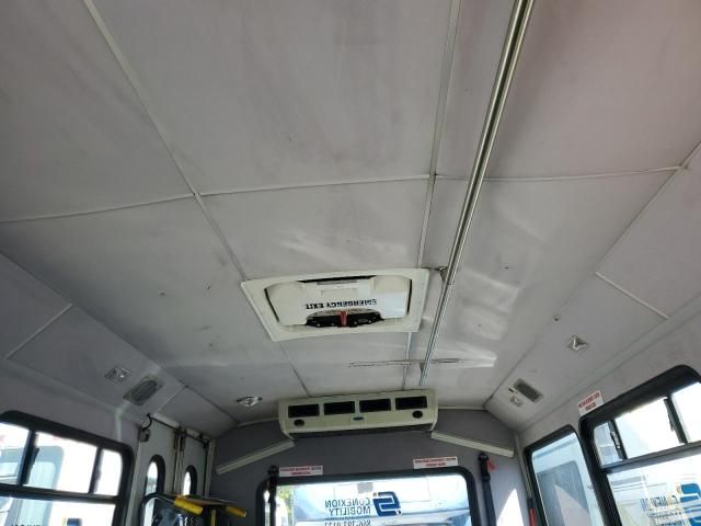 2011 Ford Econoline E450 Super Duty Cutaway Van