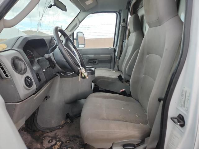 2011 Ford Econoline E350 Super Duty Cutaway Van