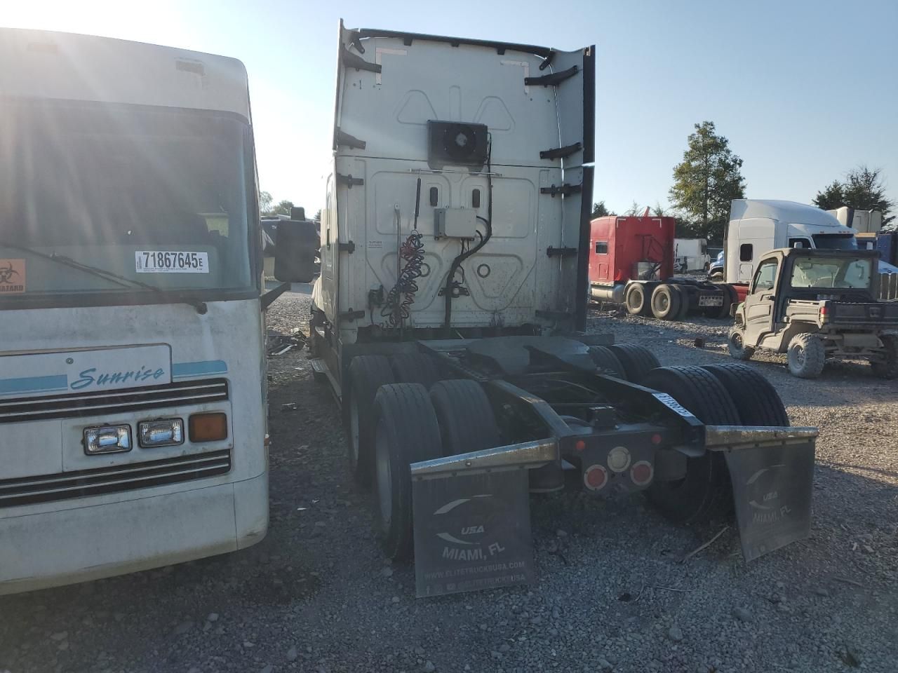 2019 Freightliner Cascadia 126 Semi Truck