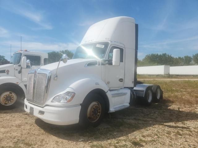 2014 Kenworth T680 Semi Truck