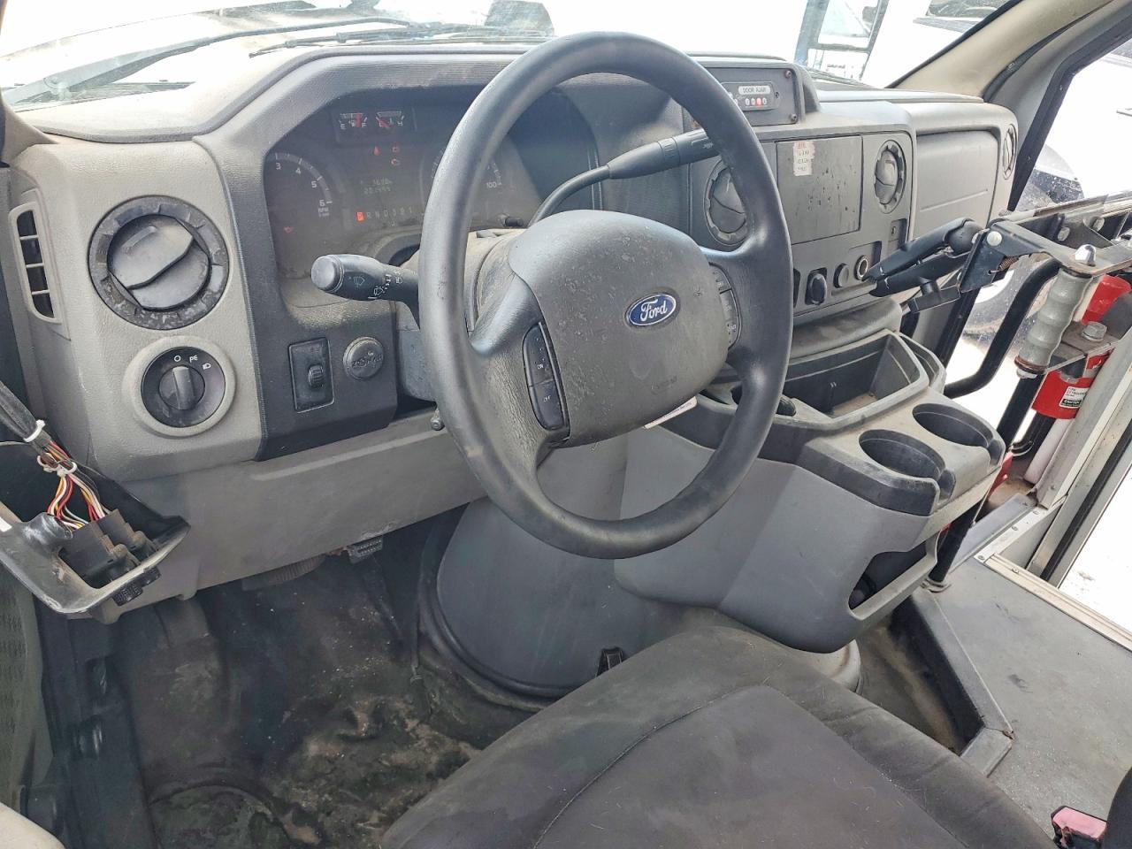 2016 Ford Econoline E350 Super Duty Cutaway Van