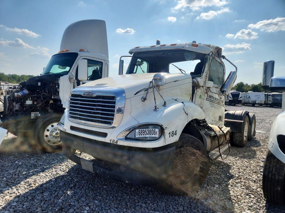 2018 Freightliner Columbia 120 Semi Truck