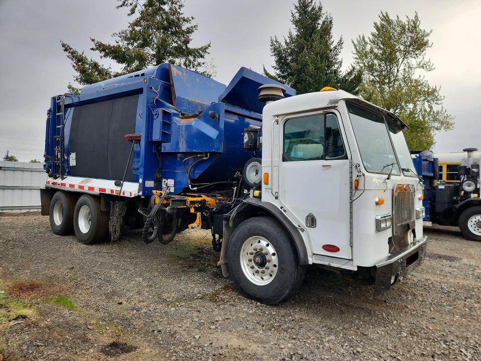 2014 Peterbilt 320 Refuse Truck
