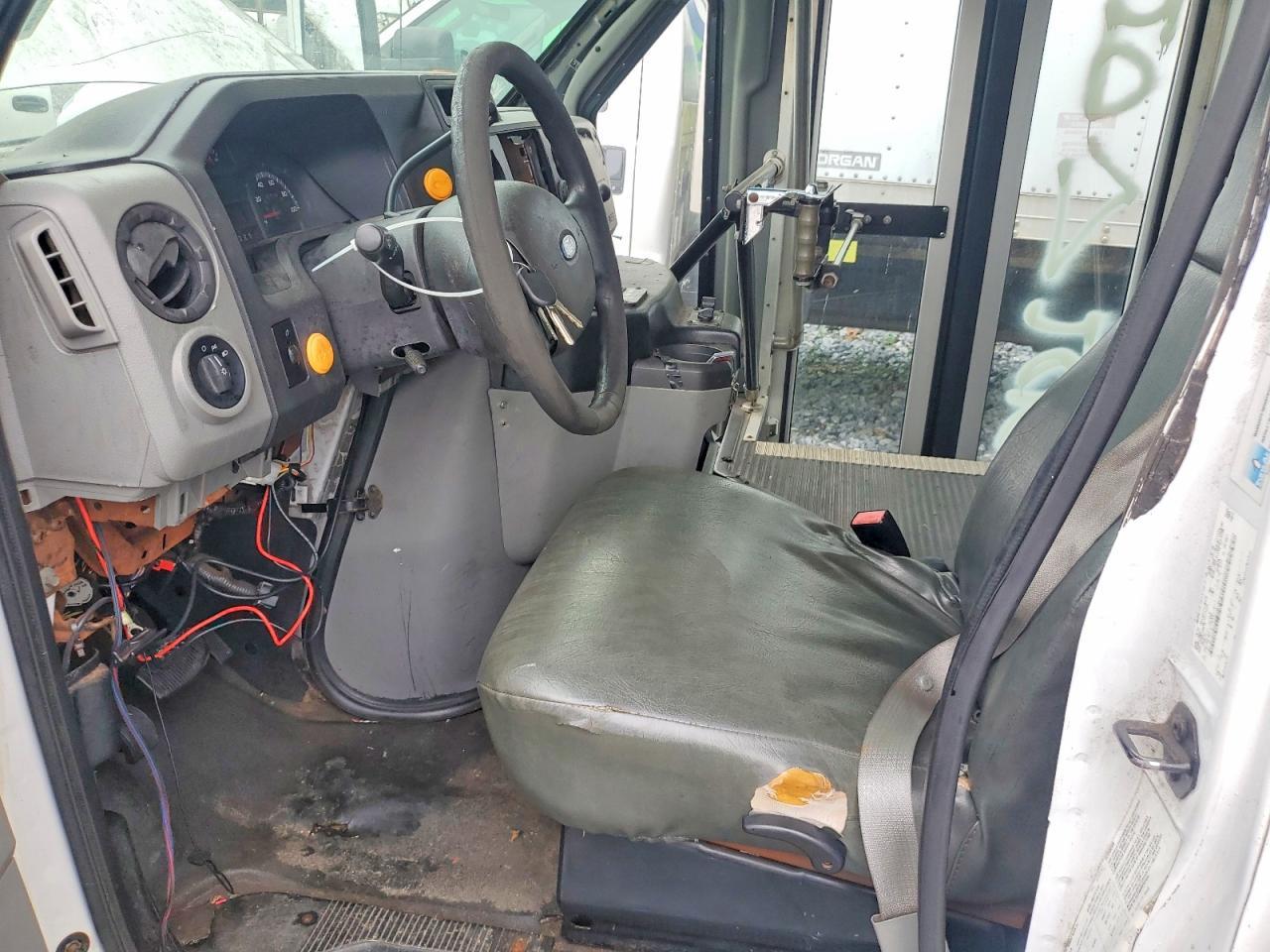 2013 Ford Econoline E350 Super Duty Cutaway Van