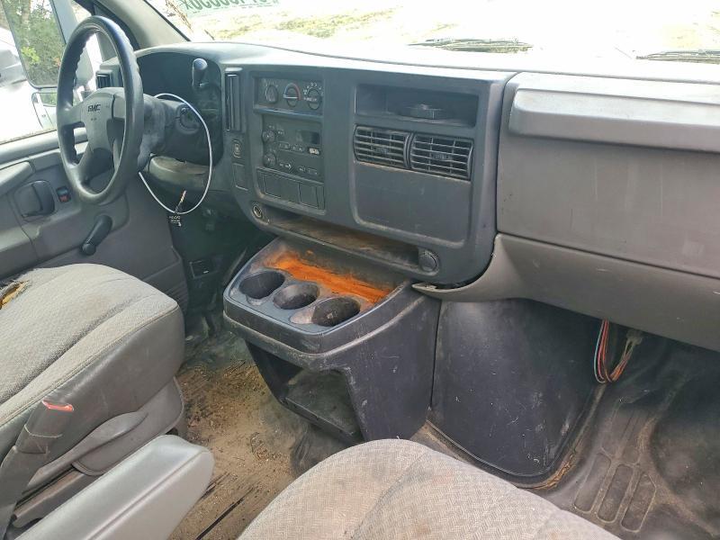 2004 GMC Savana BOX Truck