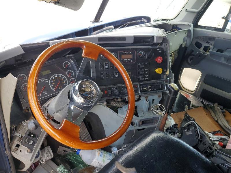 2004 Freightliner Columbia 120 Semi Truck