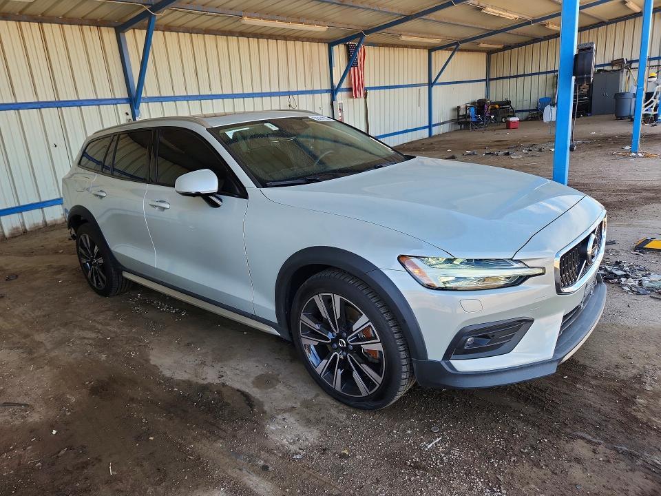 2020 Volvo V60 Cross Country T5 Momentum