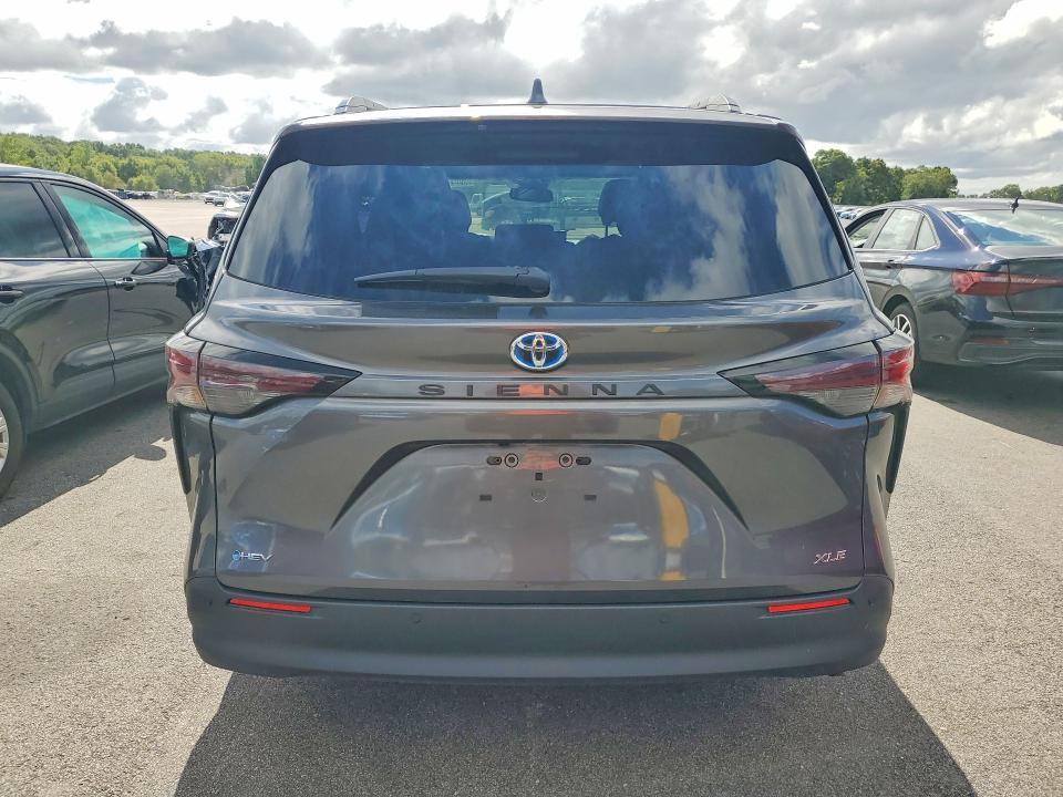 2025 Toyota Sienna XLE 8-PASSENGER