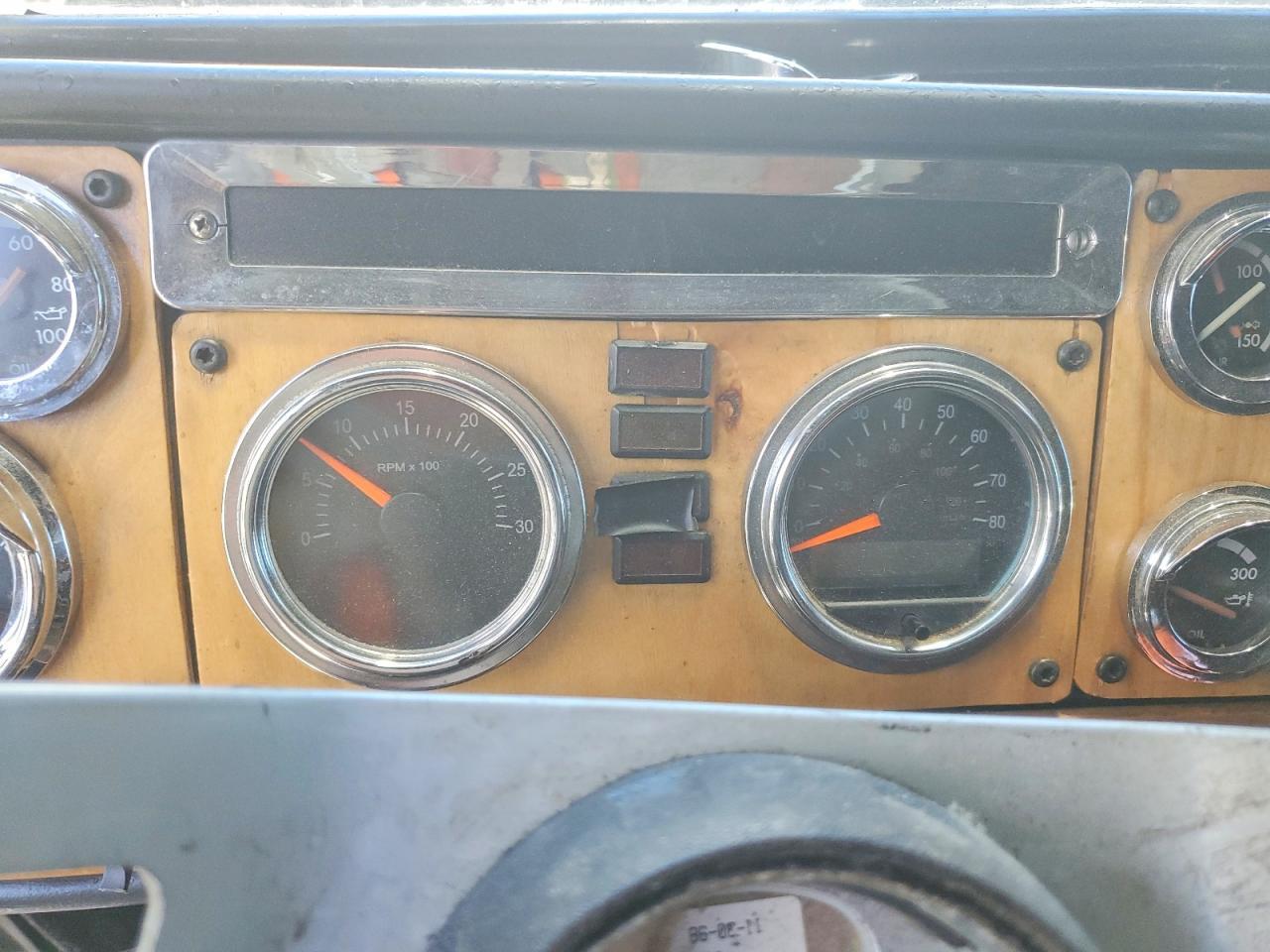 1999 Freightliner FLD120 Semi Truck