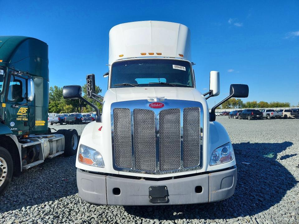 2016 Peterbilt 579 Semi Truck