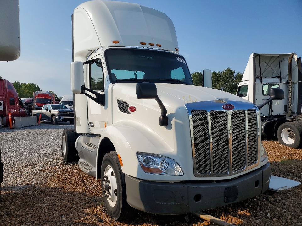 2016 Peterbilt 579 Semi Truck