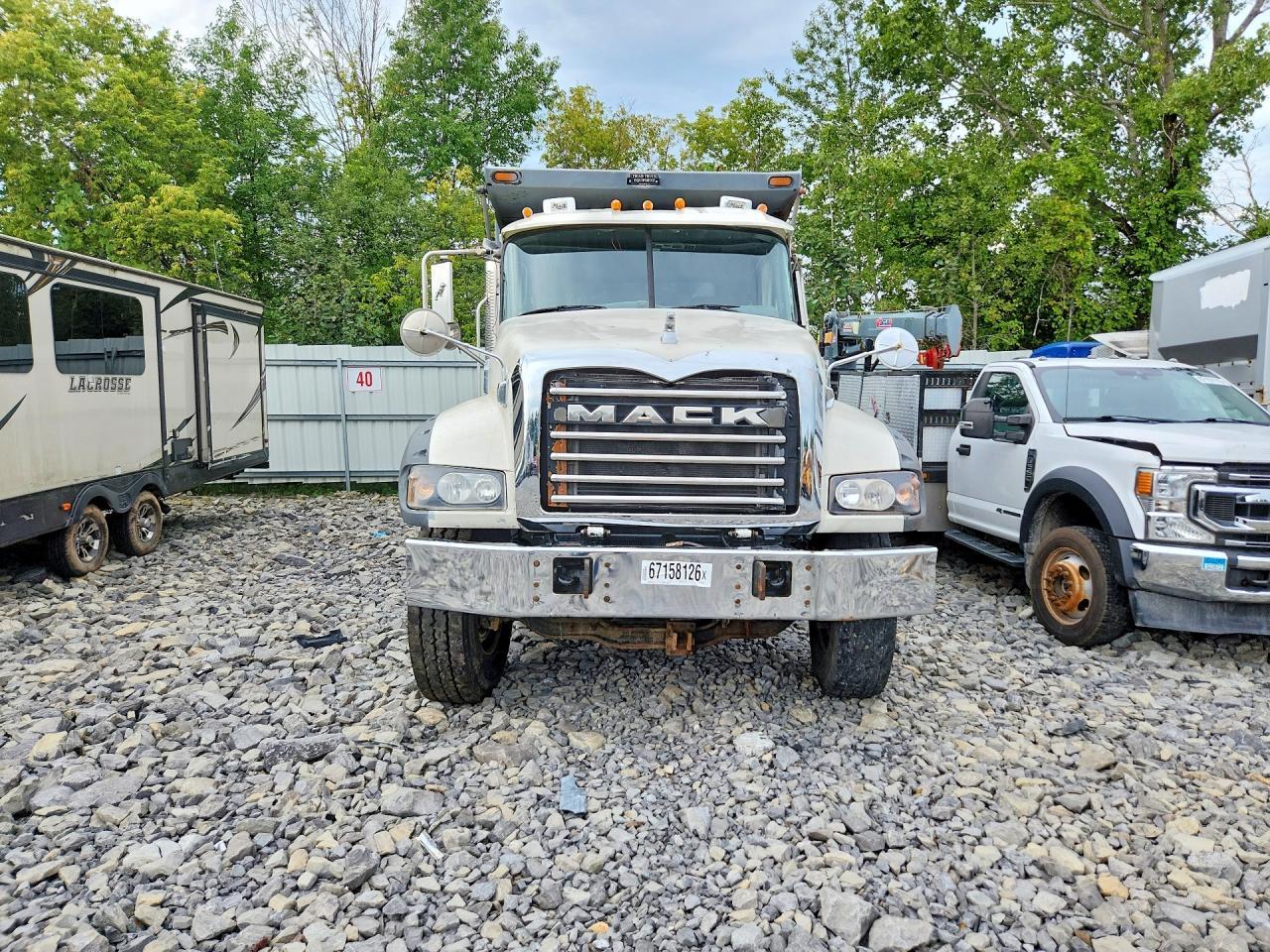 2017 Mack 700 GU700