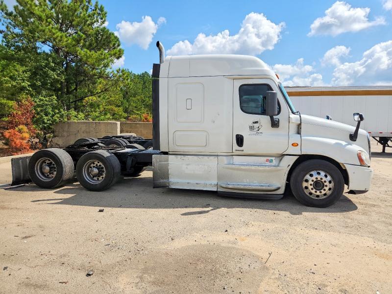2014 Freightliner Cascadia Semi Truck