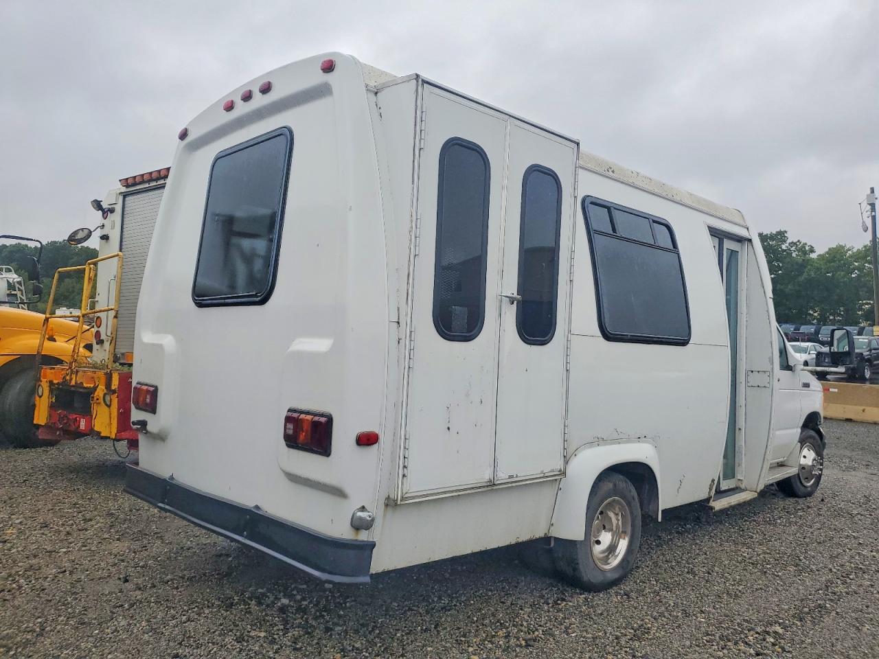 2006 Ford Econoline E350 Super Duty Cutaway Van