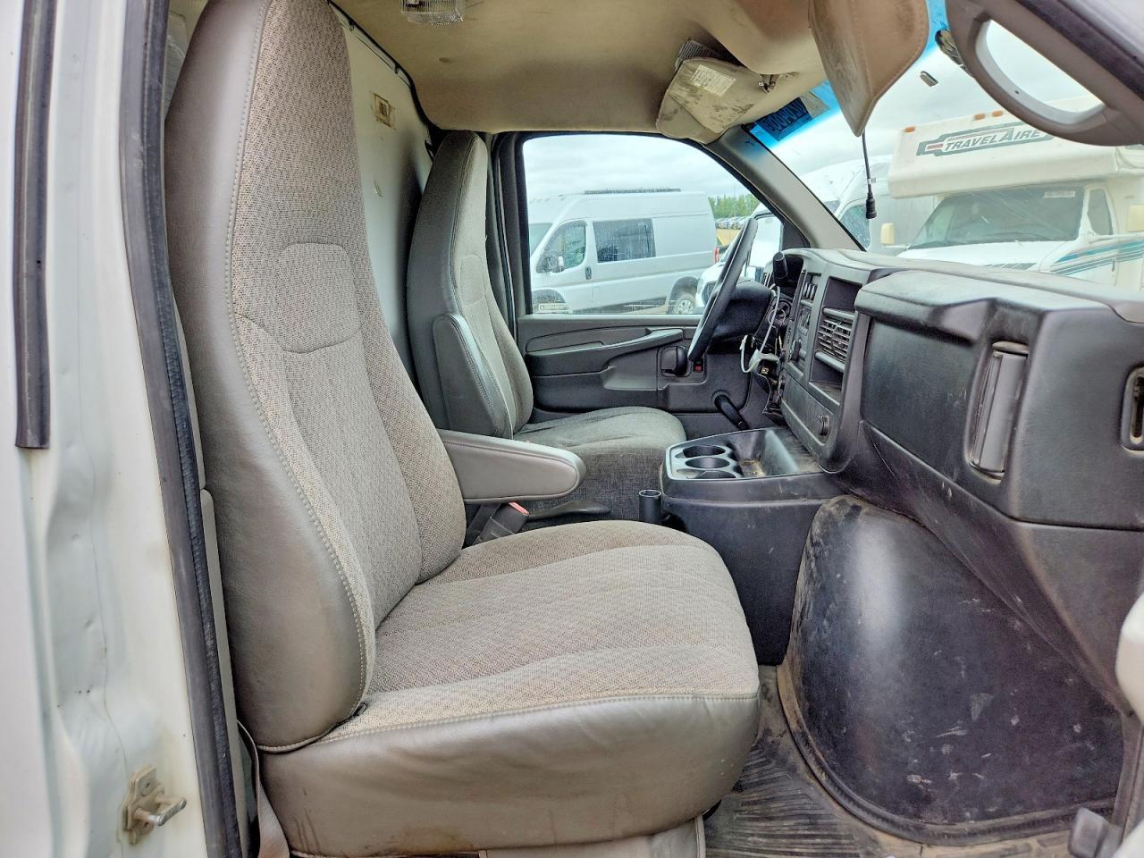 2013 GMC Savana BOX Truck