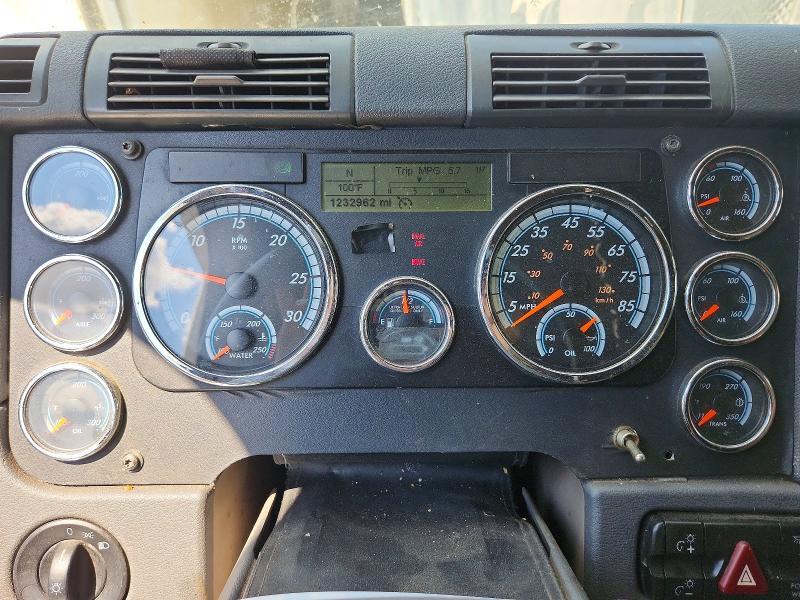 2015 Freightliner Cascadia Semi Truck