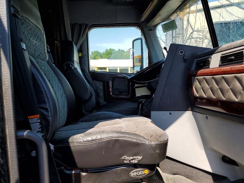 2018 Freightliner 122SD Semi Truck